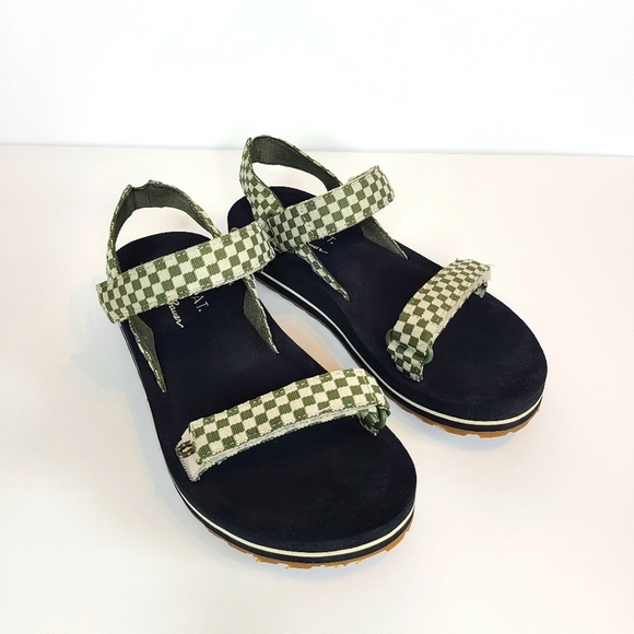 THE GREAT. + Eddie Bauer The Daylight Sandal Clover 8 - Picture 2 of 15